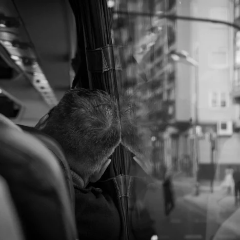 Transport i trasy na wyjazd z rodzicami: pociąg, auto, autokar – co wybrać?